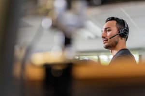 HP Poly Poly Voyager 4320 USB-C Headset +BT700 dongle +Charging Stand